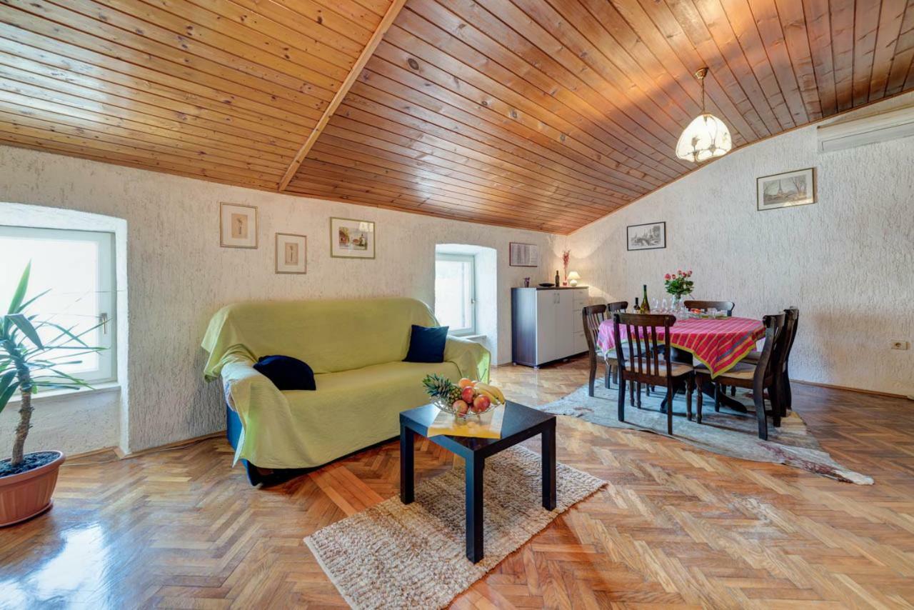 D&L Apartment In Center Пула Екстер'єр фото